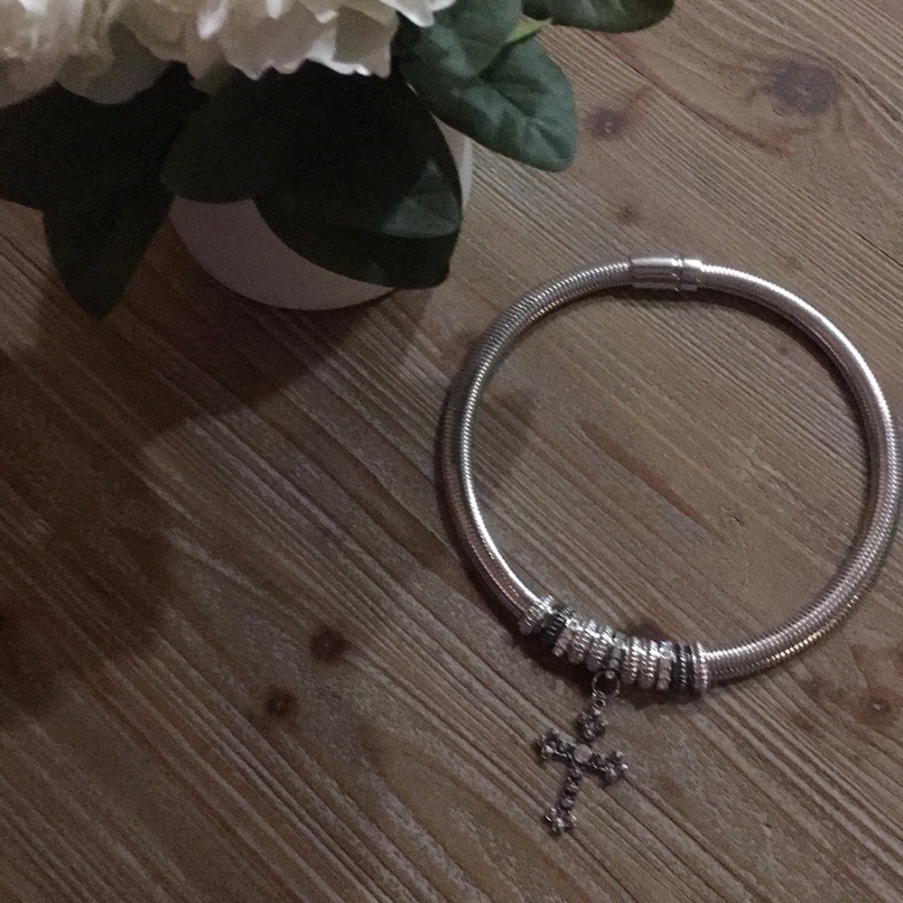 Pretty cross necklace